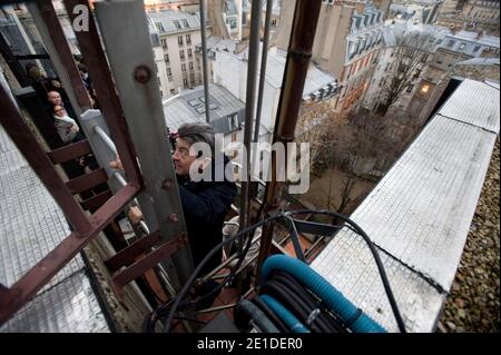 Le depute europeen et président du Parti de Gauche Jean-Luc Melenson est venu au sud le collectif Jeudi Noir qui occupe un immeuble au 22 avenue Matignon appartenant a AXA a Paris, France le 11 janvier 2011. Photo Pierre Meunière/ABACAPRESS.COM Banque D'Images