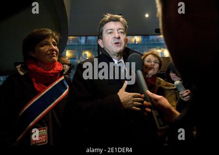 Le depute europeen et président du Parti de Gauche Jean-Luc Melenson est venu au sud le collectif Jeudi Noir qui occupe un immeuble au 22 avenue Matignon appartenant a AXA a Paris, France le 11 janvier 2011. Photo Pierre Meunière/ABACAPRESS.COM Banque D'Images