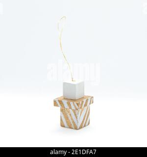 Décoration d'arbre de Noël lampe de rue en bois isolée sur fond clair. Photo de haute qualité Banque D'Images