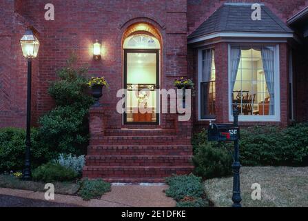 1993, maison haut de gamme Classic Brick la nuit, Memphis, TN, États-Unis Banque D'Images