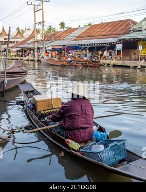 BANGKOK, THAÏLANDE, JUL 18 2020, le vendeur de nourriture sur bateau dans un canal d'eau, marché flottant Khlong Lat Mayom. Banque D'Images