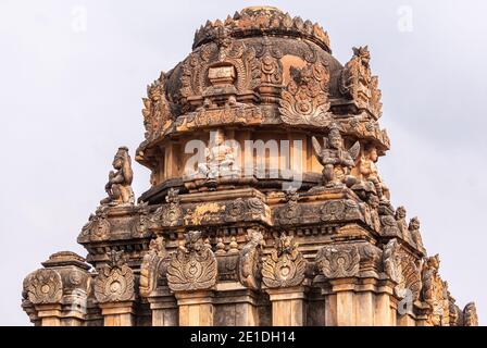 Hampi, Karnataka, Inde - 5 novembre 2013 : temple de Sri Krishna en ruines. Gros plan du dôme en pierre rouge sculpté sur le dessus du petit sanctuaire séparé sous le lig Banque D'Images