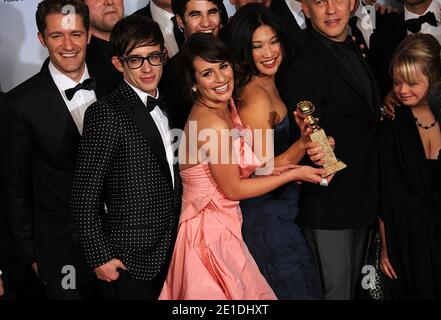 Lea Michele (au centre) avec les autres acteurs de Glee détient le prix de la meilleure série musicale ou de télévision comedy, dans la salle de presse de la 68e cérémonie des Golden Globe Awards, qui a eu lieu à l'hôtel Beverly Hilton à Los Angeles, CA, USA le 16 janvier 2011. Photo de Lionel Hahn/ABACAUSA.COM Banque D'Images