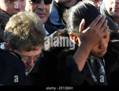 Rakia Kouka, Antoine de Leocour fiancee et Mme de leocour assistent à une cérémonie pour rendre hommage à Antoine de Leocour et Vincent Delory, tués la semaine dernière au Niger, le 15 janvier 2011. Photo de Christophe Guibbbaud/ABACAPRESS.COM Banque D'Images