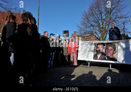 Les citoyens de la ville de Linselles, au nord de la France, rendent hommage à Antoine de Leocour et Vincent Delory, tués la semaine dernière au Niger, le 15 janvier 2011. Photo de Christophe Guibbbaud/ABACAPRESS.COM Banque D'Images