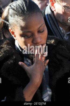 Les citoyens de la ville de Linselles, au nord de la France, rendent hommage à Antoine de Leocour et Vincent Delory, tués la semaine dernière au Niger, le 15 janvier 2011. Photo de Christophe Guibbbaud/ABACAPRESS.COM Banque D'Images