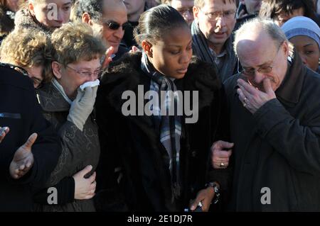 Rakia Kouka, Antoine de Leocour fiancee, Mme et M. de leocour assistent à une cérémonie pour rendre hommage à Antoine de Leocour et Vincent Delory, tués la semaine dernière au Niger, le 15 janvier 2011. Photo de Christophe Guibbbaud/ABACAPRESS.COM Banque D'Images