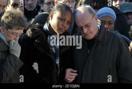 Rakia Kouka, Antoine de Leocour fiancee, Mme et M. de leocour assistent à une cérémonie pour rendre hommage à Antoine de Leocour et Vincent Delory, tués la semaine dernière au Niger, le 15 janvier 2011. Photo de Christophe Guibbbaud/ABACAPRESS.COM Banque D'Images