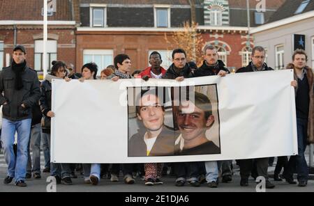 Les citoyens de la ville de Linselles, au nord de la France, rendent hommage à Antoine de Leocour et Vincent Delory, tués la semaine dernière au Niger, le 15 janvier 2011. Photo de Christophe Guibbbaud/ABACAPRESS.COM Banque D'Images