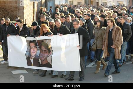 Les citoyens de la ville de Linselles, au nord de la France, rendent hommage à Antoine de Leocour et Vincent Delory, tués la semaine dernière au Niger, le 15 janvier 2011. Photo de Christophe Guibbbaud/ABACAPRESS.COM Banque D'Images