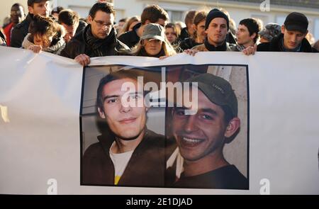 Les citoyens de la ville de Linselles, au nord de la France, rendent hommage à Antoine de Leocour et Vincent Delory, tués la semaine dernière au Niger, le 15 janvier 2011. Photo de Christophe Guibbbaud/ABACAPRESS.COM Banque D'Images