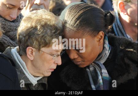 Rakia Kouka, Antoine de Leocour fiancee et Mme de leocour assistent à une cérémonie pour rendre hommage à Antoine de Leocour et Vincent Delory, tués la semaine dernière au Niger, le 15 janvier 2011. Photo de Christophe Guibbbaud/ABACAPRESS.COM Banque D'Images