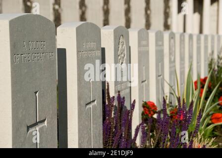 Tombes de soldats inconnus de la première Guerre mondiale au cimetière Tyne Cot Commonwealth War graves, Passendale, Belgique. Banque D'Images