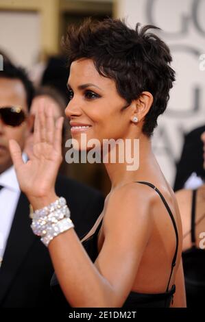 Halle Berry arrive pour la 68e cérémonie annuelle des Golden Globe Awards, qui s'est tenue à l'hôtel Beverly Hilton de Los Angeles, CA, Etats-Unis, le 16 janvier 2011. Photo de Lionel Hahn/ABACAUSA.COM Banque D'Images