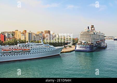 Port avec bateaux de croisière amarrés au Pirée, Athènes, Grèce Banque D'Images