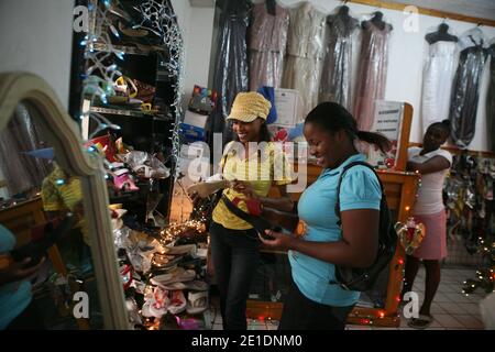 Magdela, 29 ans, et Guerline, 22 ans, visitent un magasin sans aucune intention d'acheter quoi que ce soit à Petionville. Magdela a perdu sa sœur jumelle pendant le tremblement de terre. Port-au-Prince, Haïti le 19 décembre 2010. Photo par Axelle de russe/ABACAPRESS.COM Banque D'Images