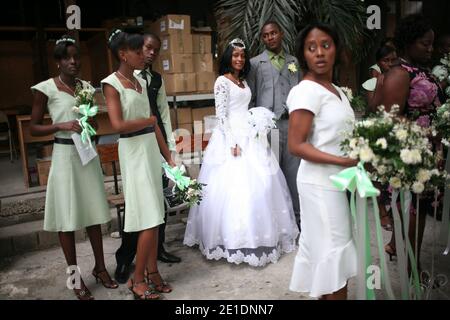 Un mariage a lieu dans l'église catholique Saint Louis Roi de France à Port-au-Prince, Haïti, le 16 décembre 2010. Photo par Axelle de russe/ABACAPRESS.COM Banque D'Images