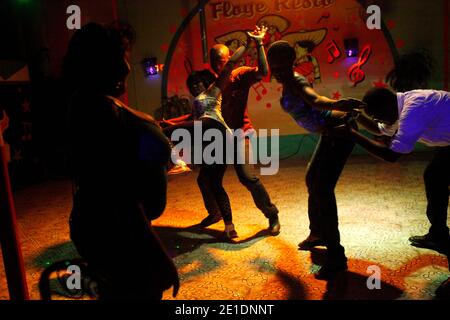 Les jeunes dansent au club Floy de Port-au-Prince, en Haïti, le 14 décembre 2010. Photo par Axelle de russe/ABACAPRESS.COM Banque D'Images