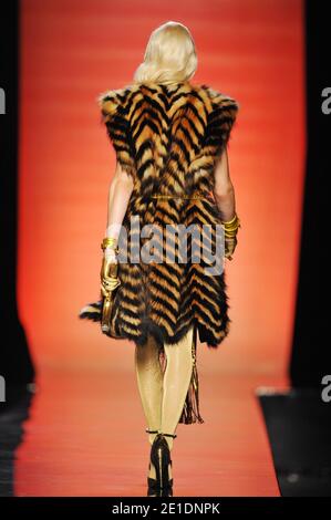 Le modèle androgyne Andrej Pejic marche sur la piste pendant le spectacle Jean-Paul Gaultier dans le cadre de la semaine de mode de Paris pour hommes automne/hiver 2011-2012 à Paris, France, le 21 janvier 2011. Photo de Thierry Orban/ABACAPRESS.COM Banque D'Images
