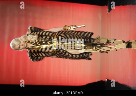 Le modèle androgyne Andrej Pejic marche sur la piste pendant le spectacle Jean Paul Gaultier dans le cadre de la semaine de mode de Paris pour hommes automne/hiver 2011-2012 à Paris, France, le 20 janvier 2011. Photo d'Alain Gil-Gonzalez/ABACAPRESS.COM Banque D'Images