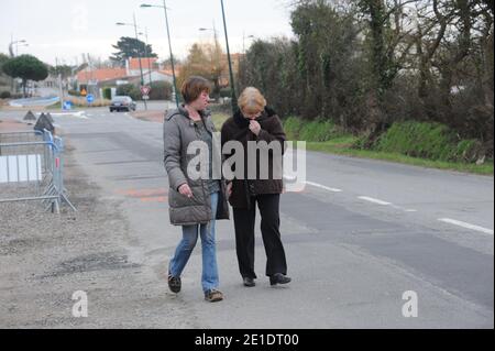 EXCLUSIF. Les parents de Laetitia Perrais devant leur maison à Pornic, France le 23 janvier 2011. Photo de Mousse/ABACAPRESS.COM Banque D'Images