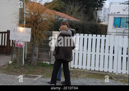 EXCLUSIF. Les parents de Laetitia Perrais devant leur maison à Pornic, France le 23 janvier 2011. Photo de Mousse/ABACAPRESS.COM Banque D'Images