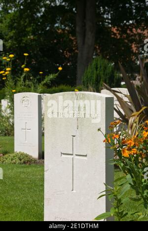 Tombe d'un soldat inconnu au cimetière des remparts (porte de Lille) cimetière britannique du Commonwealth pour les victimes de la première Guerre mondiale à Ypres, Belgique. Banque D'Images