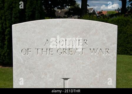 Tombe d'un soldat inconnu au cimetière des remparts (porte de Lille) cimetière britannique du Commonwealth pour les victimes de la première Guerre mondiale à Ypres, Belgique. Banque D'Images