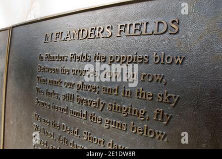 Plaque sur le site John McCrae, un site commémoratif de la première Guerre mondiale nommé pour John McCrae qui a écrit ici le poème « dans les champs de Flandre », près d'Ypres, en Belgique. Banque D'Images