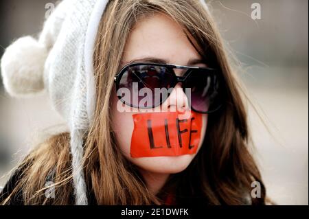 Les gens prient devant la Cour suprême de déclarer leur engagement envers l'enfant à naître au 38e mars annuel pour la vie le 24 janvier 2011 à Washington, DC, USA.photo par Olivier Douliery/ABACAPRESS.COM Banque D'Images