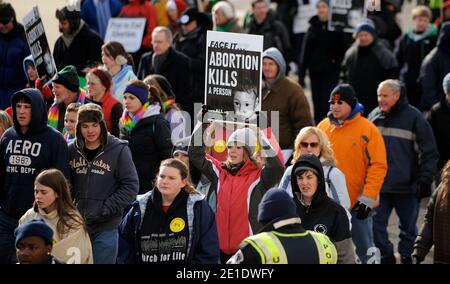 Des centaines de milliers de personnes défilent du National Mall à la Cour suprême pour déclarer leur engagement envers l'enfant à naître lors de la 38e Marche annuelle pour la vie le 24 janvier 2011 à Washington, DC, USA.photo par Olivier Douliery/ABACAPRESS.COM Banque D'Images