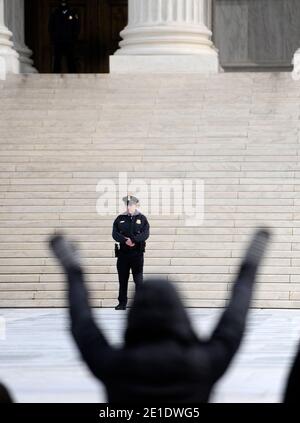 Les gens prient devant la Cour suprême de déclarer leur engagement envers l'enfant à naître au 38e mars annuel pour la vie le 24 janvier 2011 à Washington, DC, USA.photo par Olivier Douliery/ABACAPRESS.COM Banque D'Images