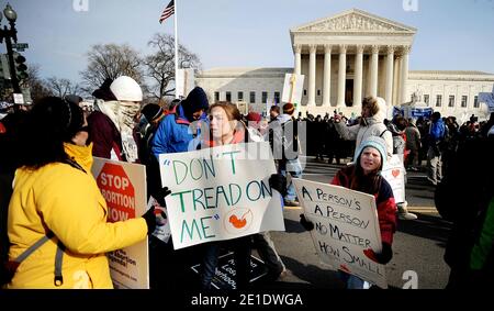 Des centaines de milliers de personnes défilent du National Mall à la Cour suprême pour déclarer leur engagement envers l'enfant à naître lors de la 38e Marche annuelle pour la vie le 24 janvier 2011 à Washington, DC, USA.photo par Olivier Douliery/ABACAPRESS.COM Banque D'Images