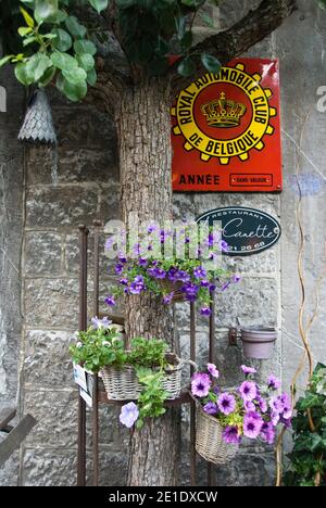 Un hôtel et un restaurant à Durbuy, qui prétend être la plus petite ville de Belgique. Banque D'Images