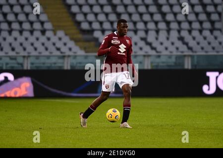 Turin, Italie. 06e janvier 2021. Wilfred Singo du Torino FC pendant la série UN match de football entre le Torino FC et le Hellas Verona FC au Stadio Olimpico Grande Torino le 6 janvier 2021 à Turin, Italie. Les stades sportifs autour de l'Italie restent soumis à des restrictions strictes en raison de la pandémie du coronavirus, car les lois de distanciation sociale du gouvernement interdisent aux fans à l'intérieur des lieux, ce qui entraîne des jeux à huis clos (photo d'Alberto Gandolfo/Pacific Press) Credit: Pacific Press Media production Corp./Alay Live News Banque D'Images