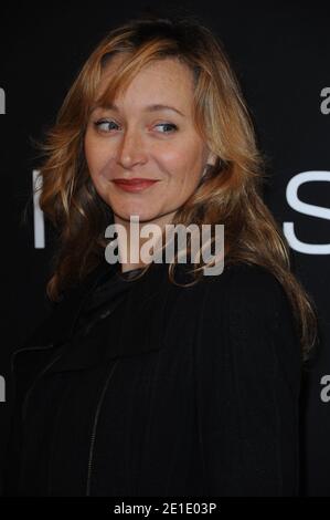 Julie Ferrier présente la collection haute-Couture Printemps-été 2011 de la designer libanaise Elie Saab au Théâtre National de Chaillot lors de la semaine de la mode des femmes à Paris, le 26 janvier 2011. Photo de Mousse/ABACAPRESS.COM Banque D'Images