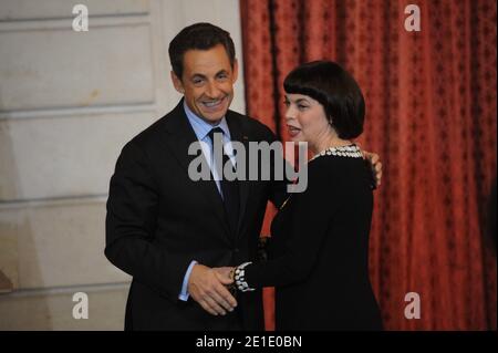 La chanteuse française Mireille Mathieu reçoit la Légion d'Honneur du président français Nicolas Sarkozy à l'Elysée Palace de Paris, France, le 26 janvier 2011. Photo de Mousse/ABACAPRESS.COM Banque D'Images