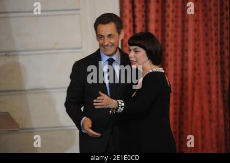 La chanteuse française Mireille Mathieu reçoit la Légion d'Honneur du président français Nicolas Sarkozy à l'Elysée Palace de Paris, France, le 26 janvier 2011. Photo de Mousse/ABACAPRESS.COM Banque D'Images