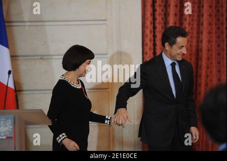 La chanteuse française Mireille Mathieu reçoit la Légion d'Honneur du président français Nicolas Sarkozy à l'Elysée Palace de Paris, France, le 26 janvier 2011. Photo de Mousse/ABACAPRESS.COM Banque D'Images