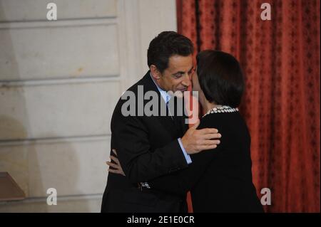 La chanteuse française Mireille Mathieu reçoit la Légion d'Honneur du président français Nicolas Sarkozy à l'Elysée Palace de Paris, France, le 26 janvier 2011. Photo de Mousse/ABACAPRESS.COM Banque D'Images