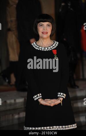 La chanteuse française Mireille Mathieu pose après avoir reçu la Légion d'Honneur par le président français Nicolas Sarkozy à l'Elysée Palace de Paris, France, le 26 janvier 2011. Photo de Mousse/ABACAPRESS.COM Banque D'Images