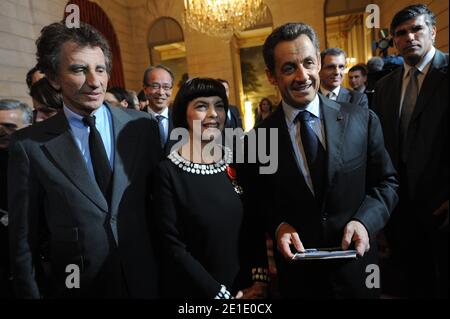 Jack Lang, la chanteuse française Mireille Mathieu et le président français Nicolas Sarkozy sont photographiés après avoir reçu la Légion d'Honneur par le président français à l'Elysée Palace de Paris, France, le 26 janvier 2011. Photo de Mousse/ABACAPRESS.COM Banque D'Images