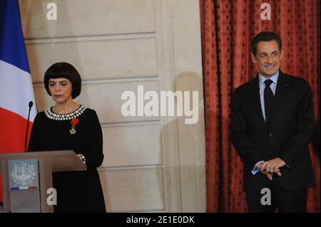 La chanteuse française Mireille Mathieu prononce un discours lorsqu'elle reçoit la Légion d'Honneur du président français Nicolas Sarkozy à l'Elysée Palace de Paris, France, le 26 janvier 2011. Photo de Mousse/ABACAPRESS.COM Banque D'Images