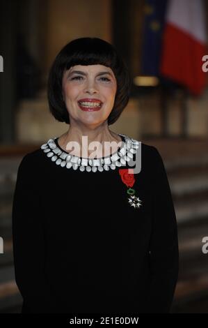 La chanteuse française Mireille Mathieu pose après avoir reçu la Légion d'Honneur par le président français Nicolas Sarkozy à l'Elysée Palace de Paris, France, le 26 janvier 2011. Photo de Mousse/ABACAPRESS.COM Banque D'Images