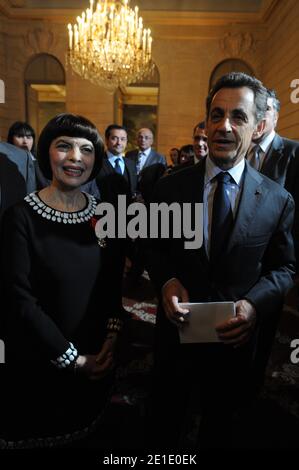 La chanteuse française Mireille Mathieu et le président français Nicolas Sarkozy sont photographiés après avoir reçu la Légion d'Honneur par le président français à l'Elysée Palace de Paris, France, le 26 janvier 2011. Photo de Mousse/ABACAPRESS.COM Banque D'Images