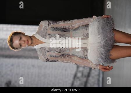 Un modèle présente une création Maxime Siloens Printemps-été 2011 salon de la collection haute-Couture pour femme à Paris, France, le 26 janvier 2011. Photo de Roberto Martinelli/ABACAPRESS.COM Banque D'Images