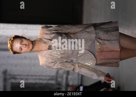 Un modèle présente une création Maxime Siloens Printemps-été 2011 salon de la collection haute-Couture pour femme à Paris, France, le 26 janvier 2011. Photo de Roberto Martinelli/ABACAPRESS.COM Banque D'Images