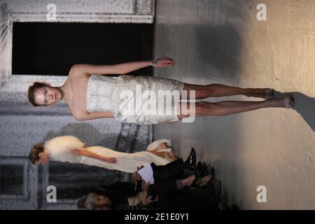 Un modèle présente une création Maxime Siloens Printemps-été 2011 salon de la collection haute-Couture pour femme à Paris, France, le 26 janvier 2011. Photo de Roberto Martinelli/ABACAPRESS.COM Banque D'Images