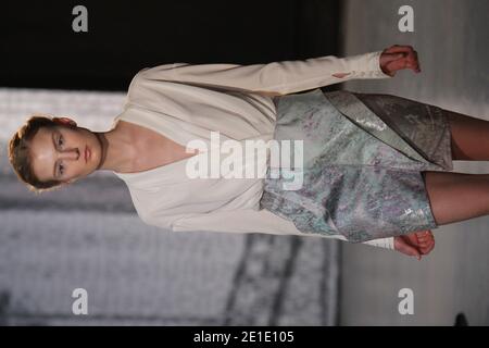 Un modèle présente une création Maxime Siloens Printemps-été 2011 salon de la collection haute-Couture pour femme à Paris, France, le 26 janvier 2011. Photo de Roberto Martinelli/ABACAPRESS.COM Banque D'Images