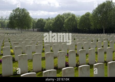 Hooge Crater Cemetery est un cimetière britannique du Commonwealth pour les soldats de la première Guerre mondiale du Saillant d'Ypres en Belgique. Banque D'Images